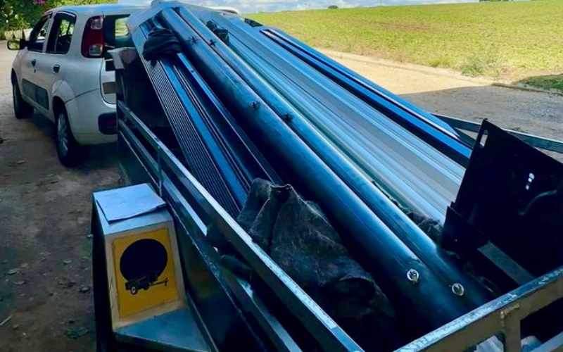Instalação de portas de aço de enrolar — Fabricação própria Técnico instalando porta de aço de enrolar em comércio de Curitiba