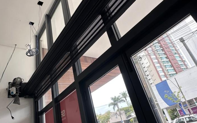 Automatização de portas de aço — Motores modernos Porta de aço automatizada com motor elétrico instalada em comércio