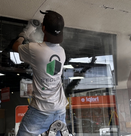 Reparo de emergência em porta de aço — Atendimento 24h em Curitiba Técnico realizando reparo de emergência em porta de aço em Curitiba